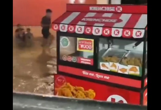 Bandung Banjir Lagi! Motor Mogok dan Gerobak Ayam Hanyut, Titik Terparah di Sini